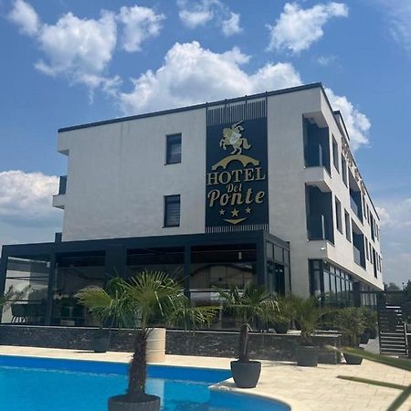 Hotel Del Ponte Targoviste Buitenkant foto