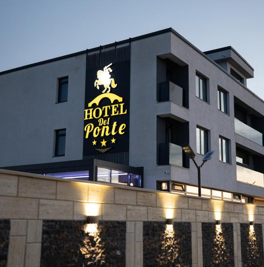 Hotel Del Ponte Targoviste Buitenkant foto