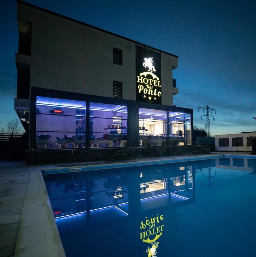 Hotel Del Ponte Targoviste Buitenkant foto