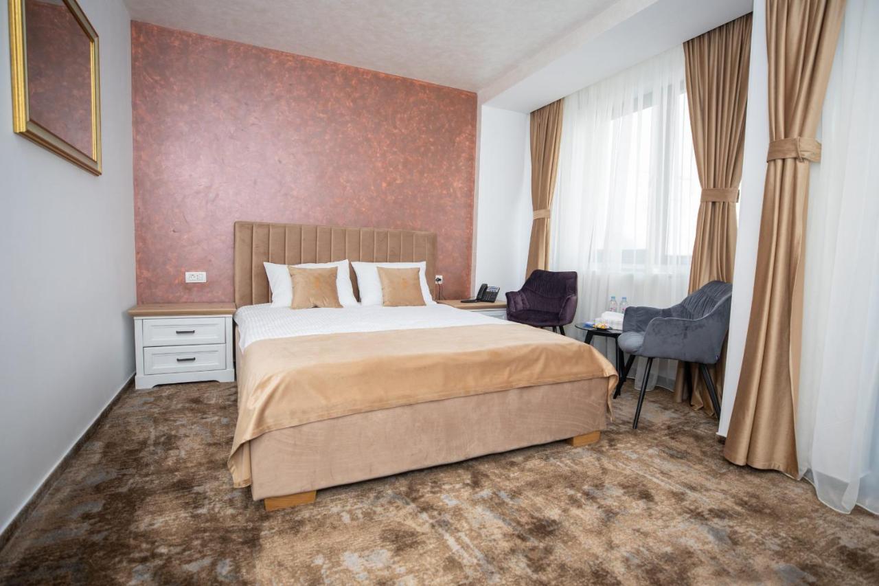 Hotel Del Ponte Targoviste Buitenkant foto