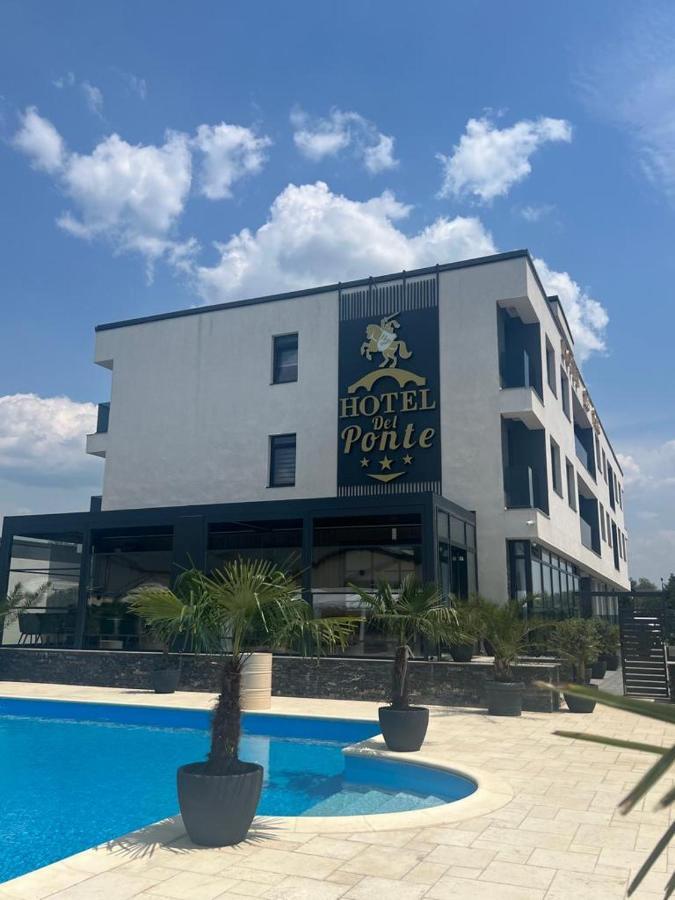 Hotel Del Ponte Targoviste Buitenkant foto